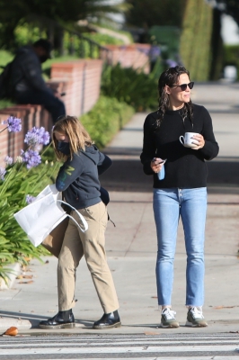 Jennifer-and-Samuel-out-and-about-in-Brentwood-June-01-010.jpg