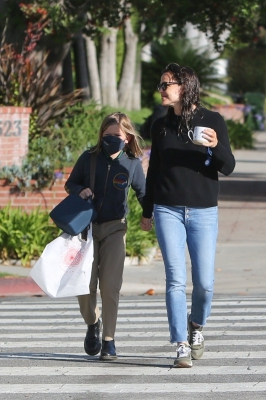 Click to view full size image
==============
Jennifer-and-Samuel-out-and-about-in-Brentwood-June-01-014.jpg Jennifer-and-Samuel-out-and-about-in-Brentwood-June-01-014.jpg