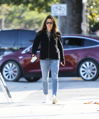 Click to view full size image
==============
Out-and-About-Los-Angeles-with-Samuel-May-10-028.jpg Out-and-About-Los-Angeles-with-Samuel-May-10-028.jpg