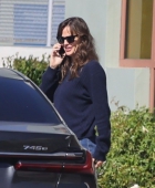 Jennifer_starts_her_morning_by_meeting_a_friend_for_coffee_in_Brentwood-006.jpg