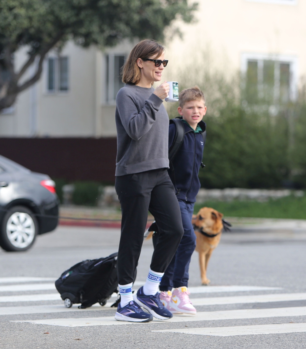 Click to view full size image
==============
April-25-Out-and-About-in-Santa-Monica-05.jpg April-25-Out-and-About-in-Santa-Monica-05.jpg