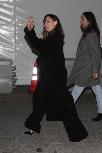 Feb-22-Greets-some-fans-at-the-Party-Down-Premiere-in-Westwood-13.jpg