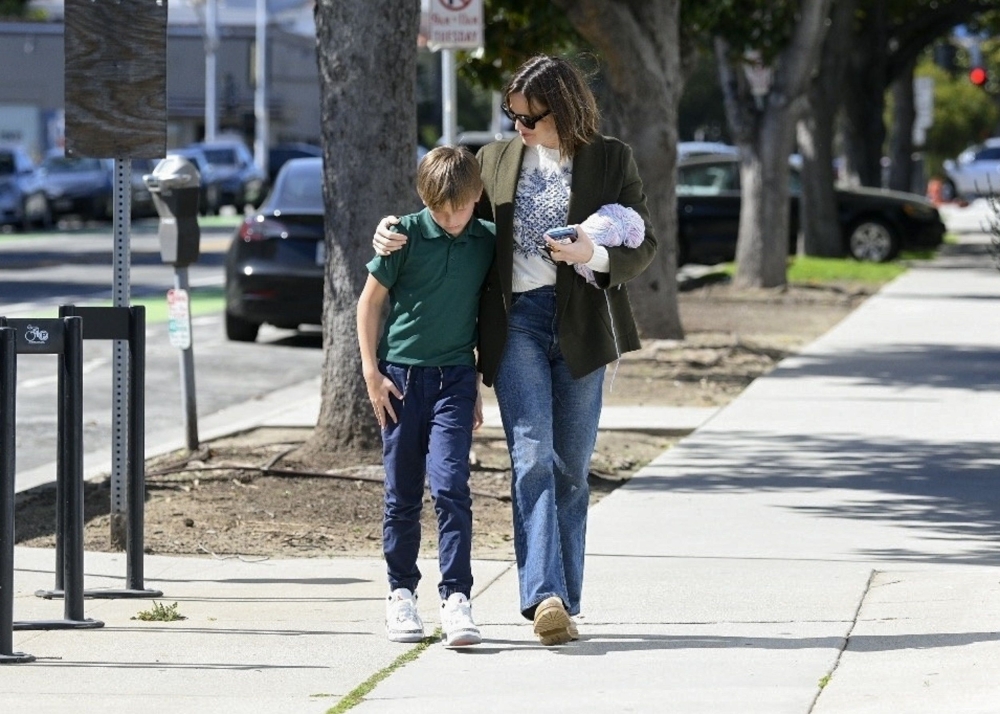Click to view full size image
==============
24-Mar-Out-and-About-in-Santa-Monica-with-Samuel-23.jpg 24-Mar-Out-and-About-in-Santa-Monica-with-Samuel-23.jpg