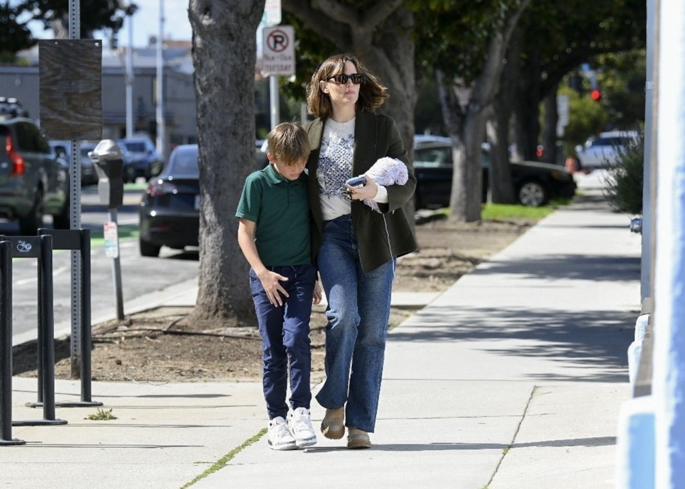 Click to view full size image
==============
24-Mar-Out-and-About-in-Santa-Monica-with-Samuel-30.jpg 24-Mar-Out-and-About-in-Santa-Monica-with-Samuel-30.jpg