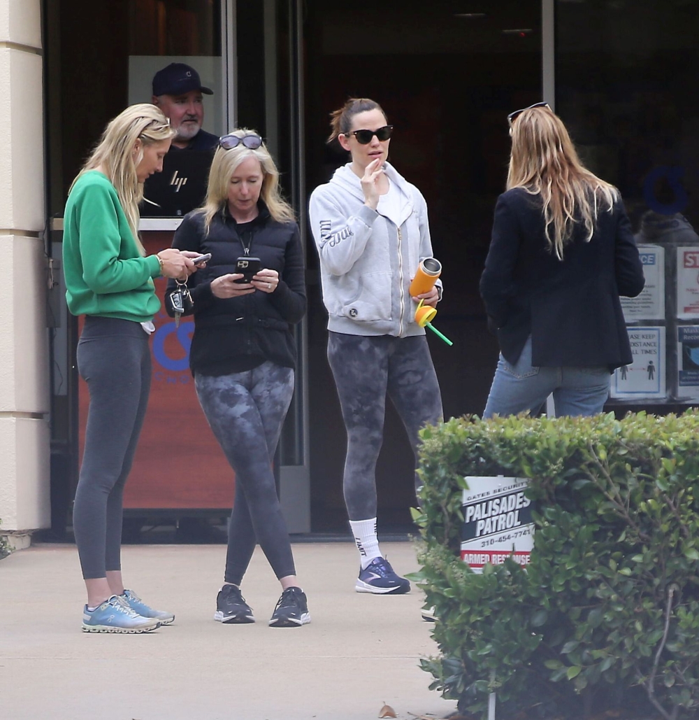 11-Out-and-About-in-Santa-Monica-14.jpg