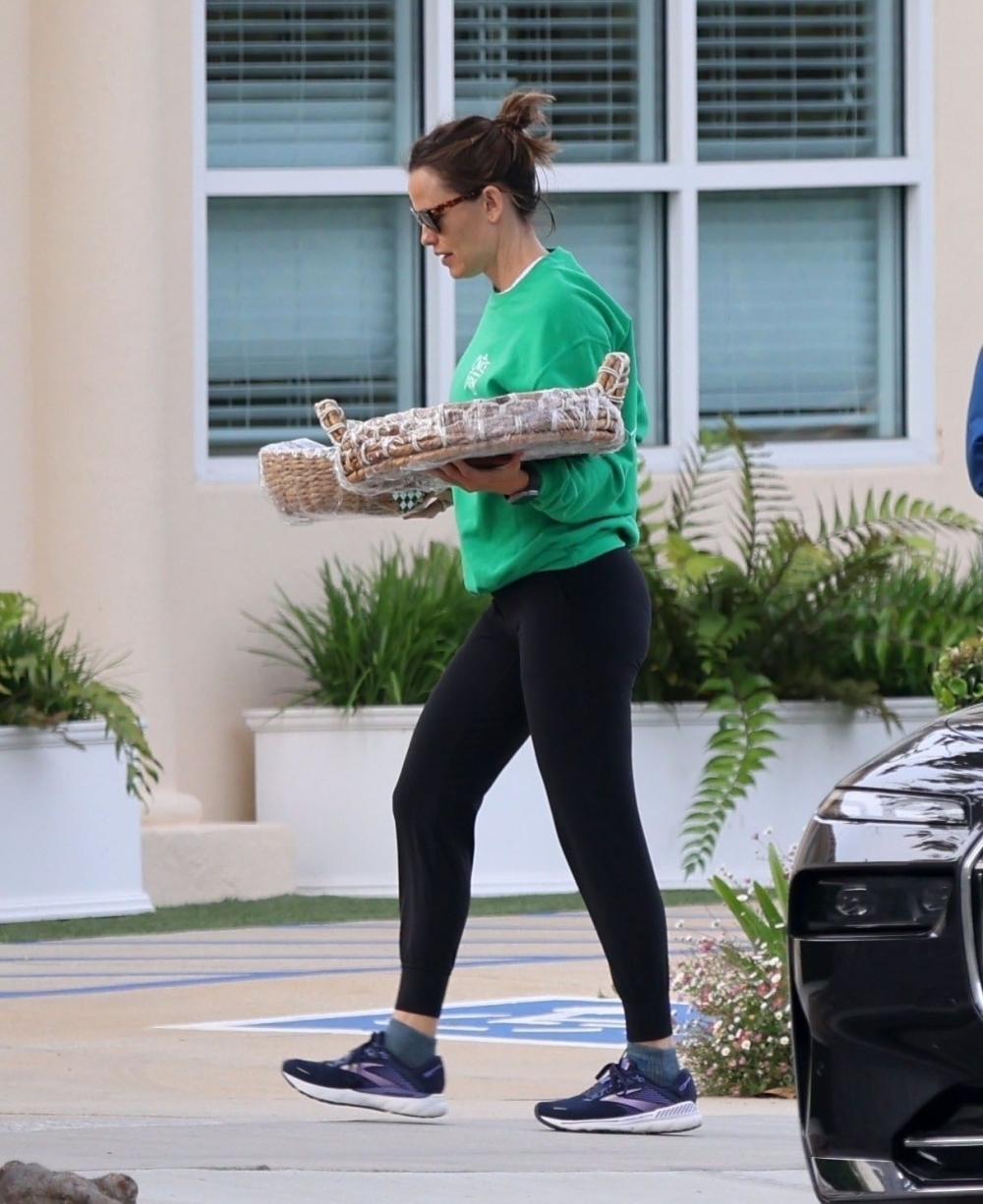 Click to view full size image
==============
12-Out-And-About-in-LA-22.jpg 12-Out-And-About-in-LA-22.jpg