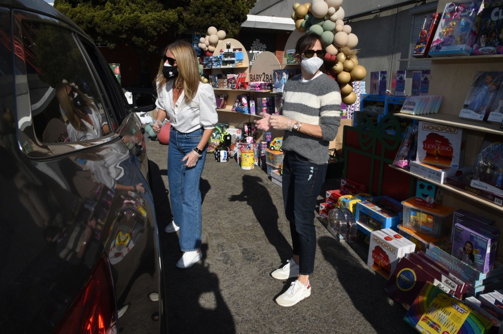 Click to view full size image
==============
Dec-13-Baby2Baby-s-Holiday-Drive-Thru-Distribution-Presented-By-FRAME-10.jpg Dec-13-Baby2Baby-s-Holiday-Drive-Thru-Distribution-Presented-By-FRAME-10.jpg