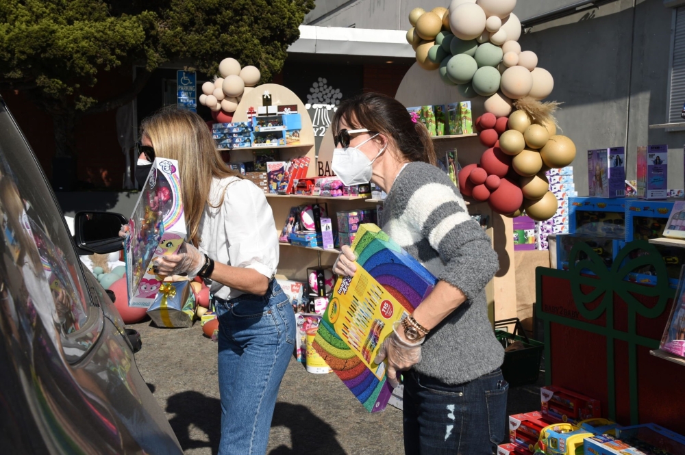 Click to view full size image
==============
Dec-13-Baby2Baby-s-Holiday-Drive-Thru-Distribution-Presented-By-FRAME-17.jpg Dec-13-Baby2Baby-s-Holiday-Drive-Thru-Distribution-Presented-By-FRAME-17.jpg