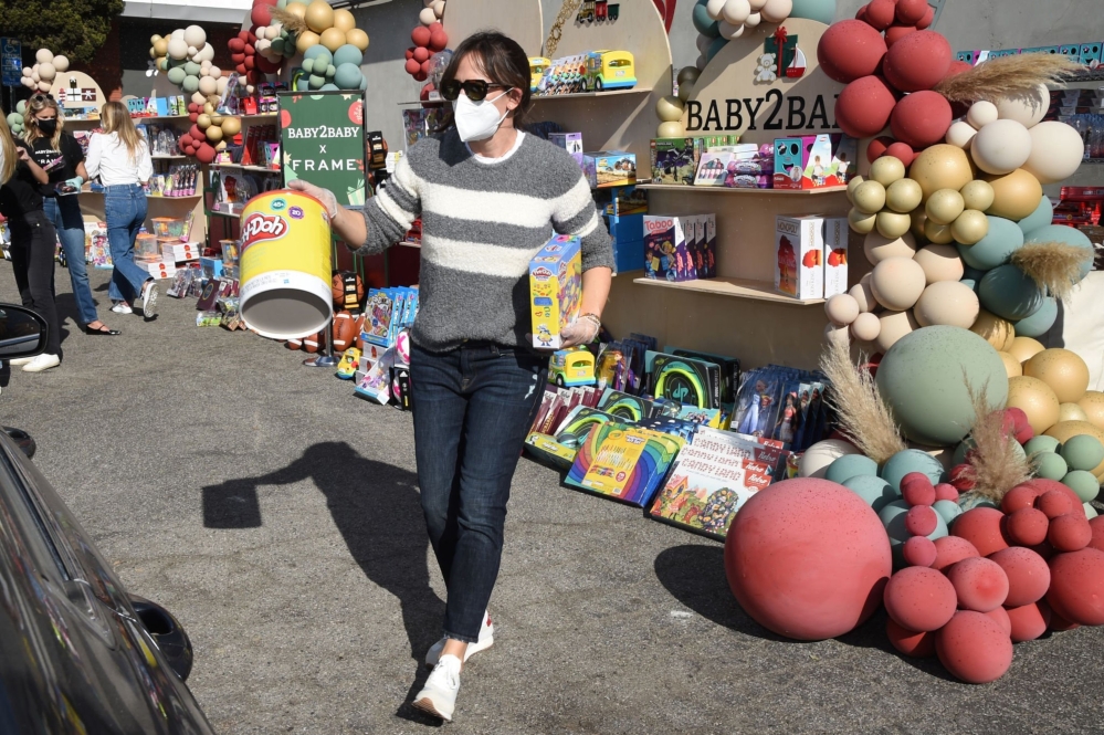 Dec-13-Baby2Baby-s-Holiday-Drive-Thru-Distribution-Presented-By-FRAME-18.jpg