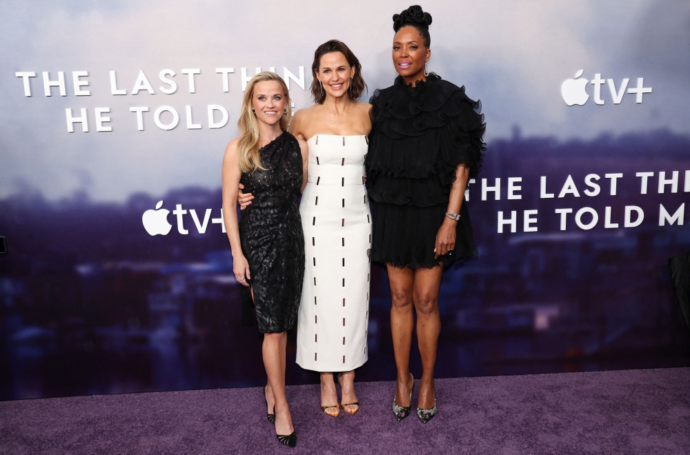 Click to view full size image
==============
13-April-The-Last-Thing-He-Told-Me-Premiere-Red-Carpet-047.jpg 13-April-The-Last-Thing-He-Told-Me-Premiere-Red-Carpet-047.jpg