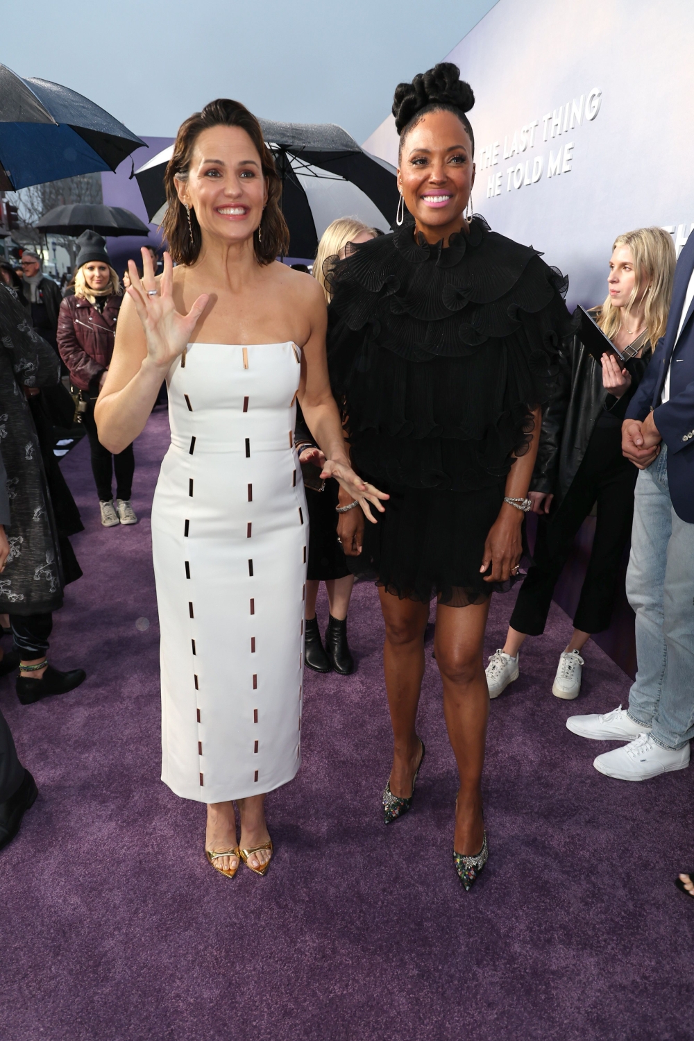 Click to view full size image
==============
13-April-The-Last-Thing-He-Told-Me-Premiere-Red-Carpet-314.jpg 13-April-The-Last-Thing-He-Told-Me-Premiere-Red-Carpet-314.jpg
