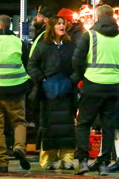 Click to view full size image
==============
On-Set-Family-Leave-Feb-08-03.jpg On-Set-Family-Leave-Feb-08-03.jpg