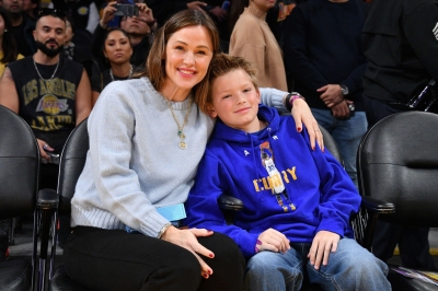 Click to view full size image
==============
05-Mar-Jennifer-Garner-At-the-Los-Angeles-Lakers-Game-007.jpg 05-Mar-Jennifer-Garner-At-the-Los-Angeles-Lakers-Game-007.jpg