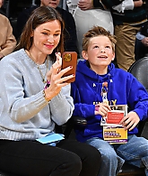 05-Mar-Jennifer-Garner-At-the-Los-Angeles-Lakers-Game-006.jpg