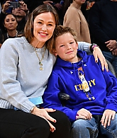 05-Mar-Jennifer-Garner-At-the-Los-Angeles-Lakers-Game-007.jpg