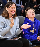 05-Mar-Jennifer-Garner-At-the-Los-Angeles-Lakers-Game-013.jpg