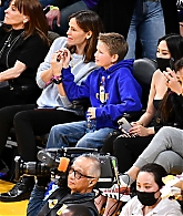 05-Mar-Jennifer-Garner-At-the-Los-Angeles-Lakers-Game-015.jpg