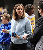 05-Mar-Jennifer-Garner-Arriving-with-Samuel-At-the-Los-Angeles-Lakers-Game-002.jpg