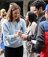 05-Mar-Jennifer-Garner-Arriving-with-Samuel-At-the-Los-Angeles-Lakers-Game-004.jpg