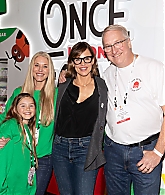 Makes-Appearance-At-Expo-West-To-Celebrate-Her-Organic-Food-Line-Once-Upon-A-Farm-04.jpg