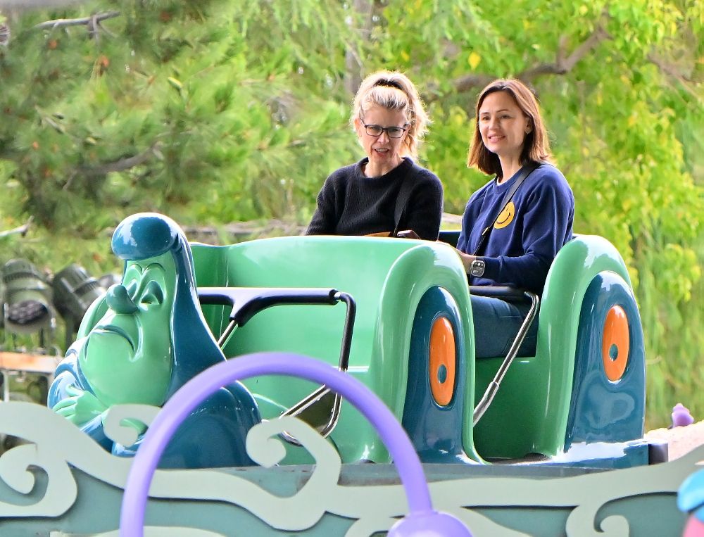 28-Out-and-About-with-Seraphina-and-Emme-on-Disneyland-03.jpg