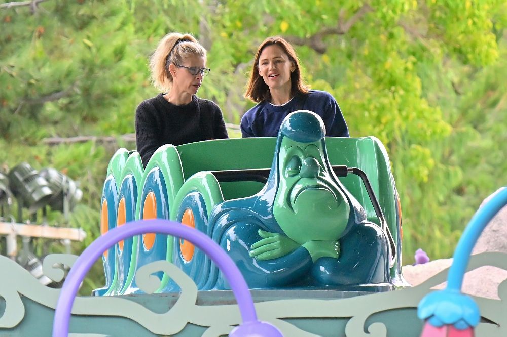 28-Out-and-About-with-Seraphina-and-Emme-on-Disneyland-04.jpg