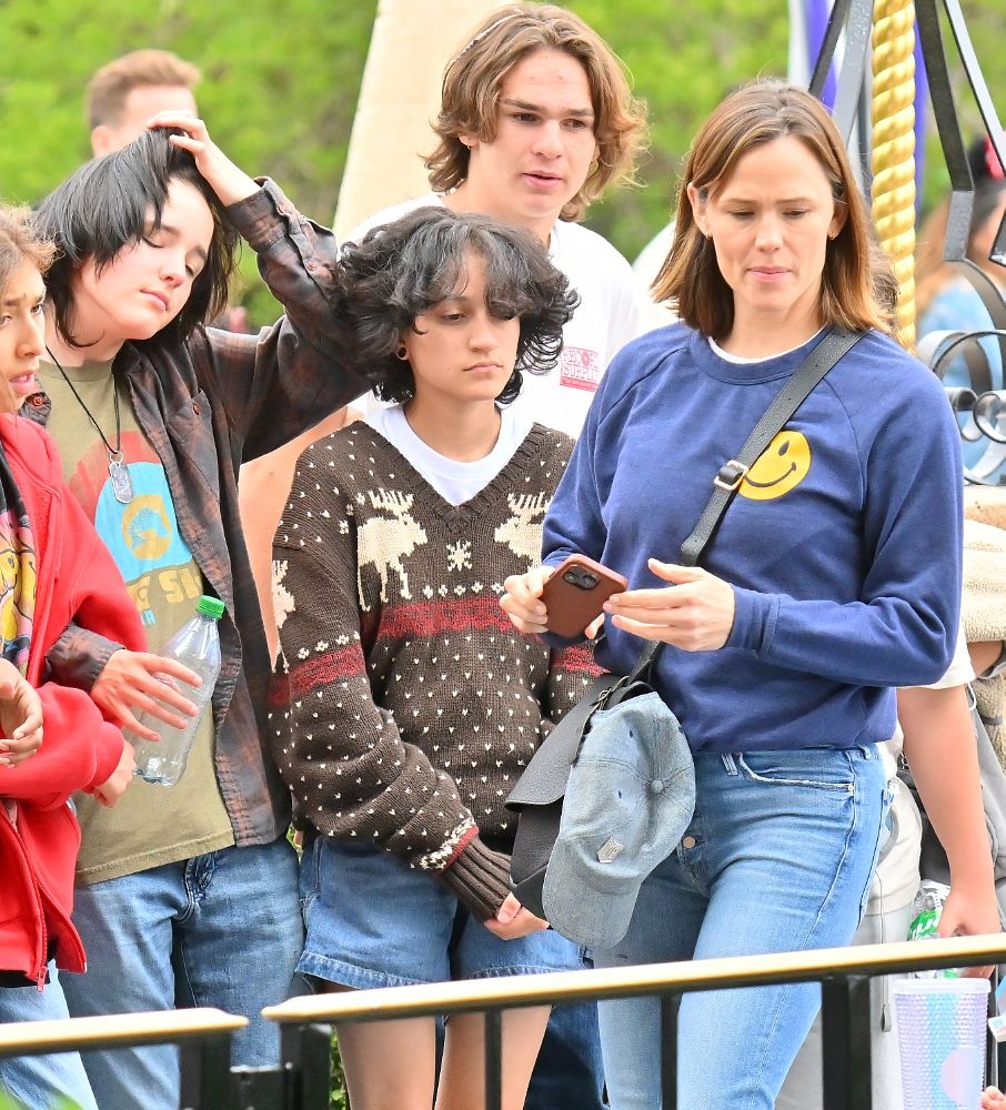 28-Out-and-About-with-Seraphina-and-Emme-on-Disneyland-07.jpg 28-Out-and-About-with-Seraphina-and-Emme-on-Disneyland-07.jpg
