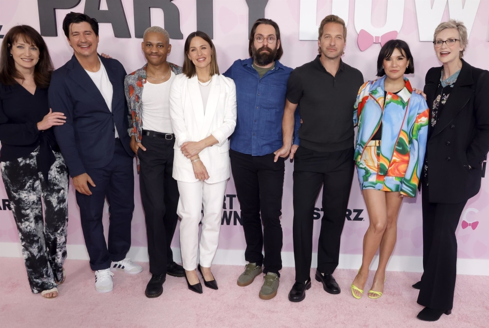 Click to view full size image
==============
June-03-_Party_Down-Season-3-FYC-Event-Red-Carpet-178.jpg June-03-_Party_Down-Season-3-FYC-Event-Red-Carpet-178.jpg