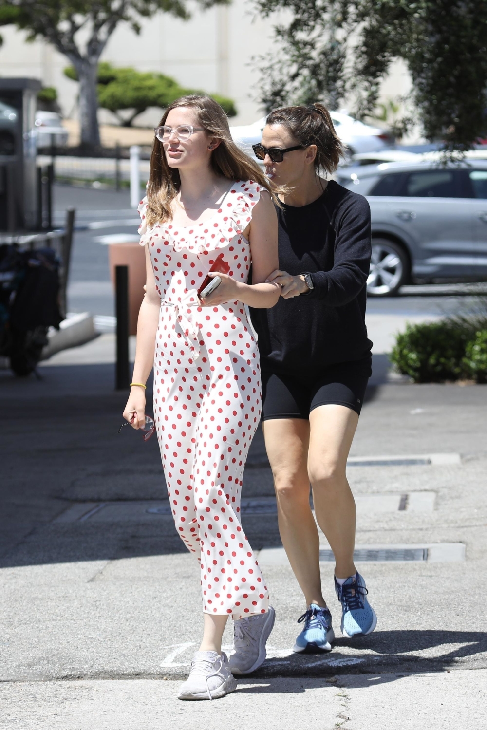 Click to view full size image
==============
June-26-Out-and-About-with-Violet-in-Pacific-Palisades_-04.jpg June-26-Out-and-About-with-Violet-in-Pacific-Palisades_-04.jpg