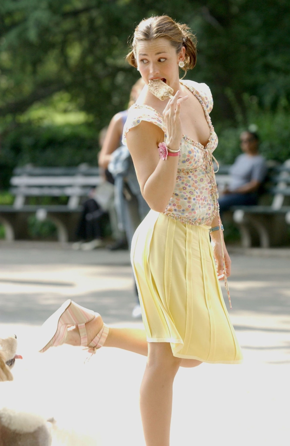 Click to view full size image
==============
On-Set-16-July-Thirteen-Going-on-Thirty-03.jpg On-Set-16-July-Thirteen-Going-on-Thirty-03.jpg