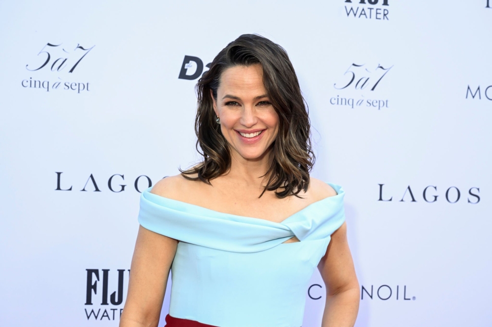 Click to view full size image
==============
jengarneronline_dailyfrontrowawards_redcarpet_28129.jpg jengarneronline_dailyfrontrowawards_redcarpet_28129.jpg