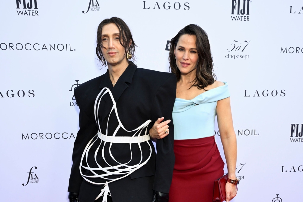 Click to view full size image
==============
jengarneronline_dailyfrontrowawards_redcarpet_283429.jpg jengarneronline_dailyfrontrowawards_redcarpet_283429.jpg