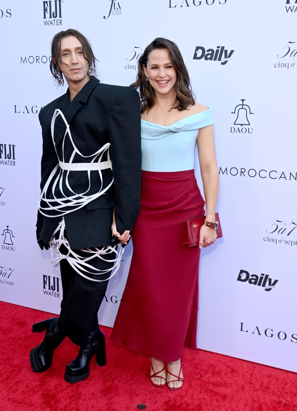 jengarneronline_dailyfrontrowawards_redcarpet_283629.jpg
