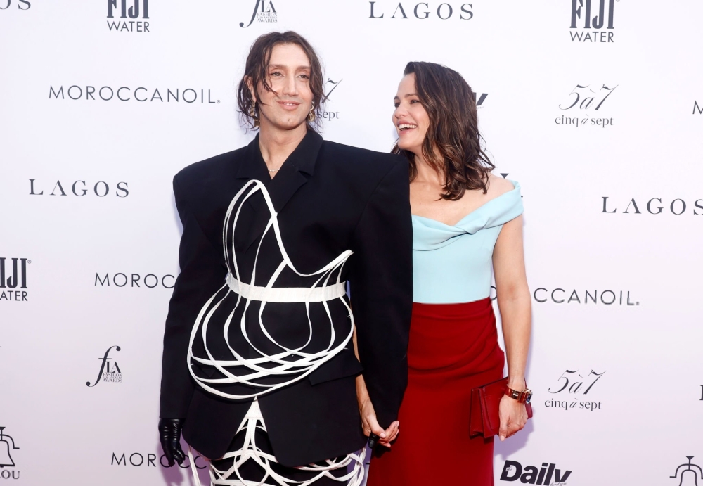 jengarneronline_dailyfrontrowawards_redcarpet_284229.jpg
