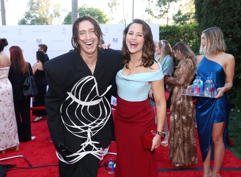 jengarneronline_dailyfrontrowawards_outside_28529.jpg